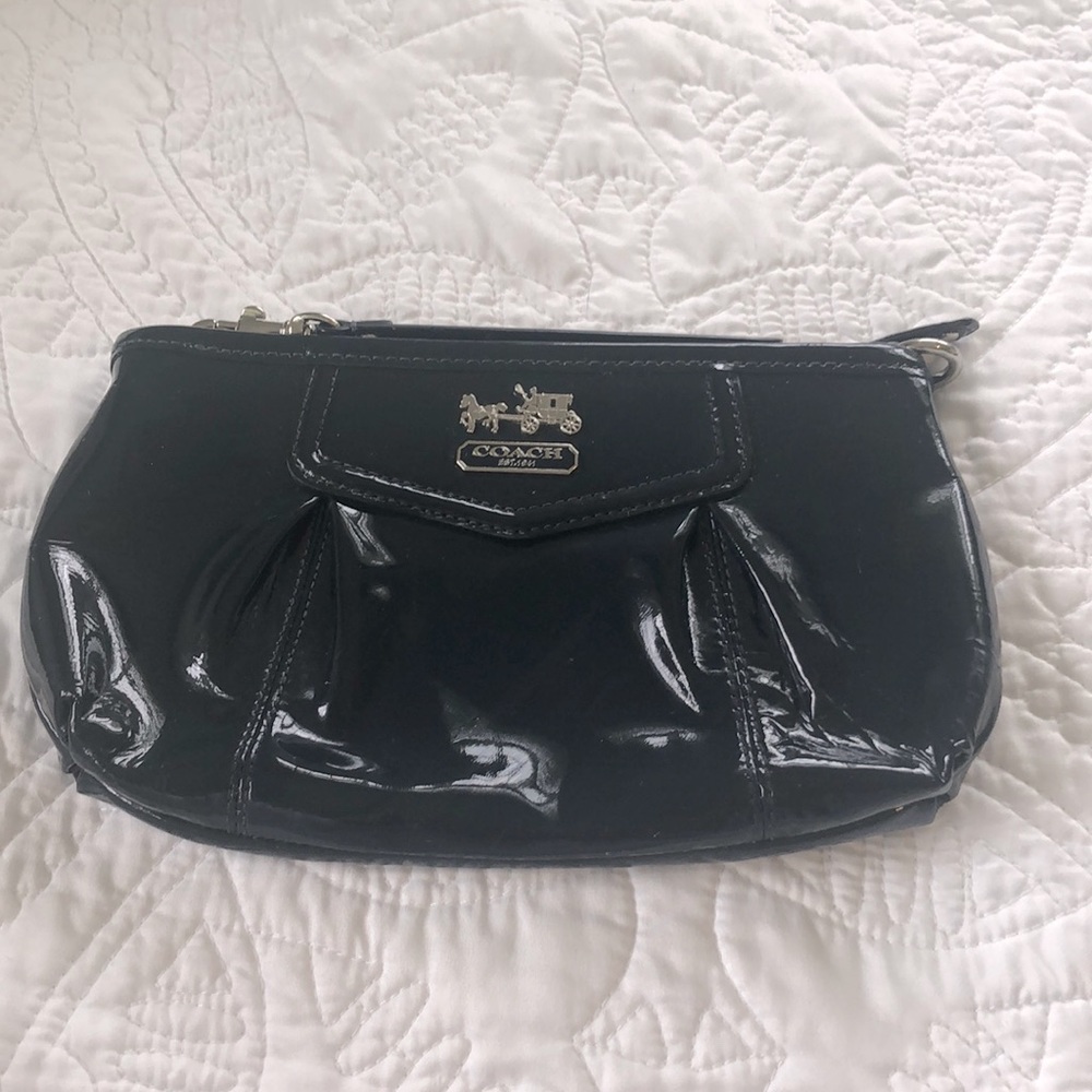 🦋 COACH navy blue wristlet